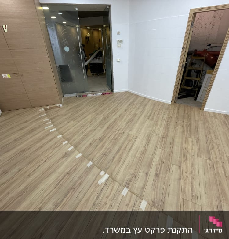 התקנת פרקט עץ במשרד.